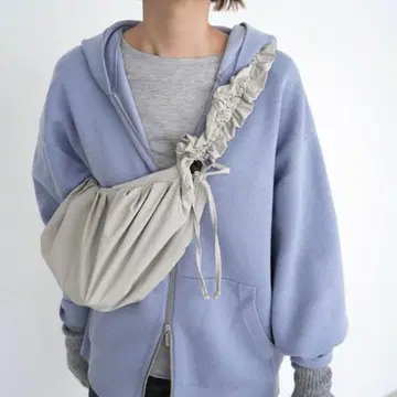 SLOBE citron. 프릴 개더 숄더