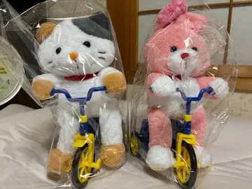 자전거를 타고 가는 인형옷 놀이공원 출근