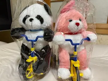 자전거를 타고 가는 인형옷 유원지 출근