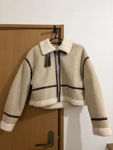 베이지 숏 기장 무스탕 코트 보아 포함