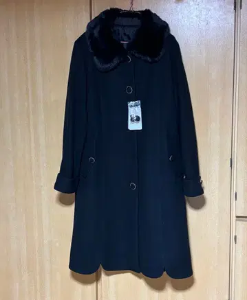 퍼 달린 블랙 롱 코트