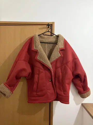 빨간색 보아 옷깃 자켓