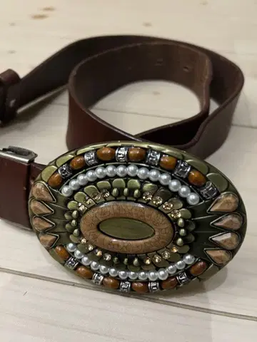 장식적인 버클의 브라운 가죽 벨트