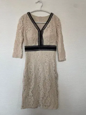 베이지 레이스 타이트 드레스 V넥