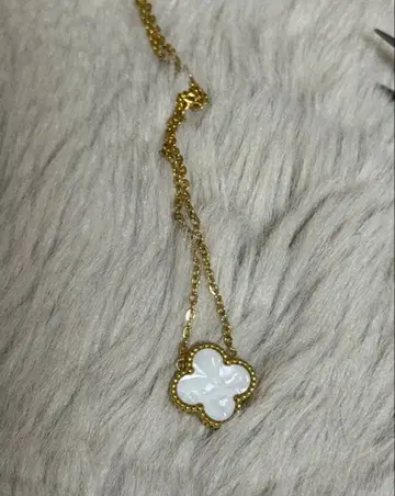 네잎클로버 모양 목걸이