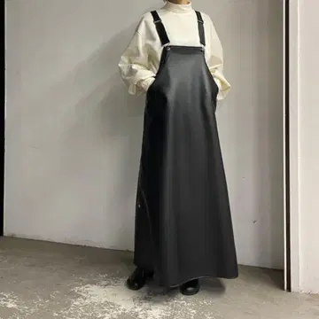 릴렉스 페이크 레더 에이프런 드레스