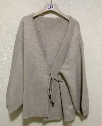 베이지 랩 스타일 니트 긴팔