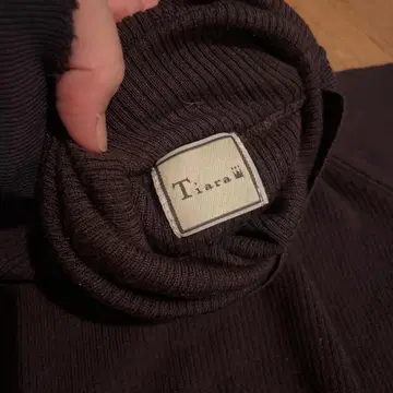 Tiara 다크 보르도 터틀넥 니트 리브 울 100%