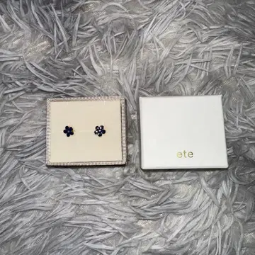 ete 네이비 꽃 모양 귀걸이