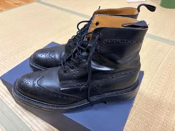 트리커스 블랙 가죽 브로그 스타일 하이컷 부츠