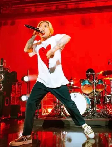 후루야 KJ 착용 같은 형태 동일 컬러 스니커즈