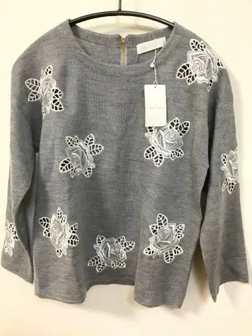 새상품 택 포함 앙데팡당 니트 그레이 7부 소매 장미 자수