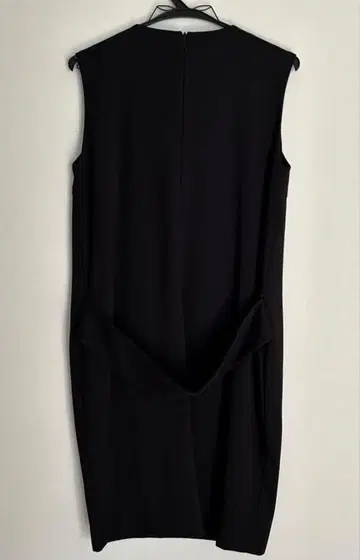 미라 오웬 MilaOwen 블랙 슬리브리스 코쿤 원피스 고급