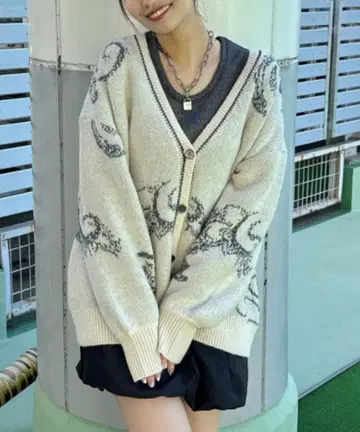 JEANASIS 페이즐리 라메 기모 V넥 가디건 화이트