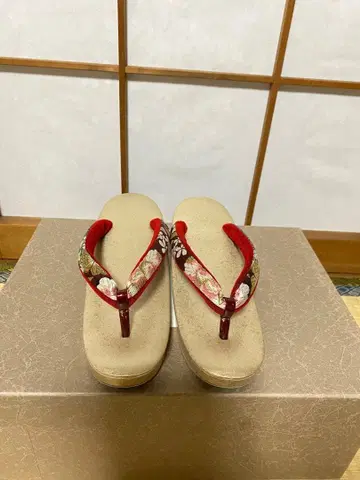 꽃무늬 조리와 핸드백 세트