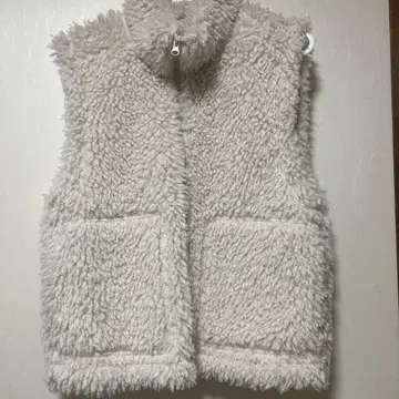 보아 소재 크림색 베스트