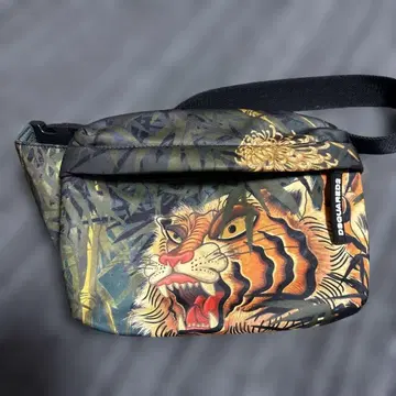 DSQUARED2 호랑이 패턴 바디백