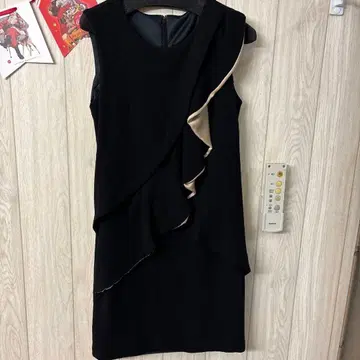 Petit Maison 프릴 달린 블랙 슬리브리스 원피스