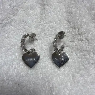 GUESS 하트 모양 귀걸이
