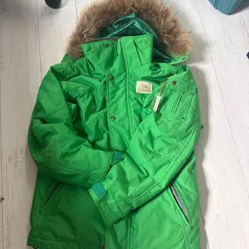 그린 컬러 퍼 달린 스노우보드 아우터