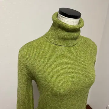 리브 그린 터틀넥 스웨터