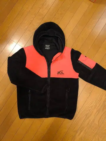 백 채널 HOODED BOA JACKET