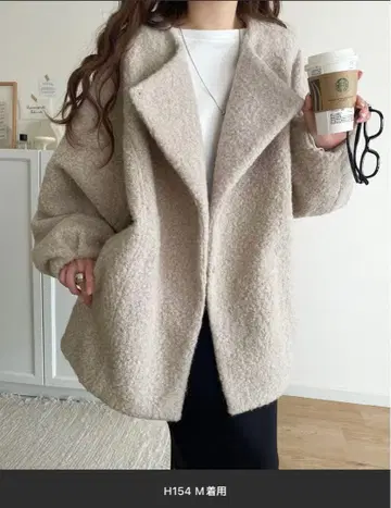 넉넉한 코쿤 실루엣으로 살짝 걸리시하게 연출. 노카라 코쿤 보아 코트