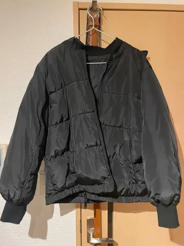 후드 부착 블랙 다운 자켓