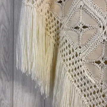 아이보리 프린지 장식 레이스 니트 스톨