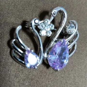 백조 디자인 브로치 보라색