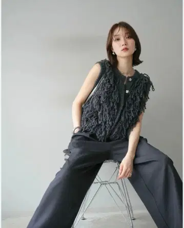 다크 그레이 프린지 니트 베스트