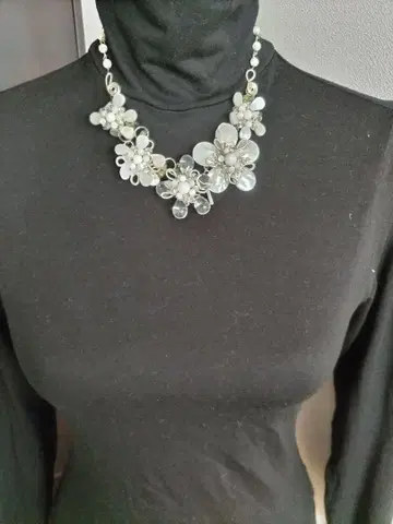 플라워 모티브 목걸이 화이트 계열