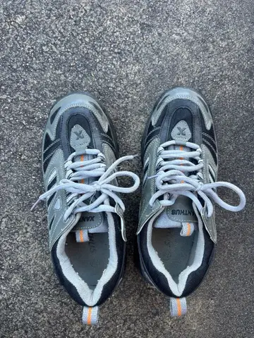 XANTHUS 그레이 스니커즈