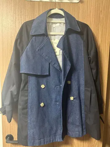 데님과 블랙 트렌치코트