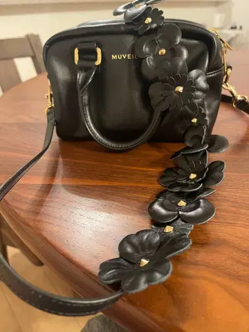 MUVEIL 블랙 숄더백 플라워 장식