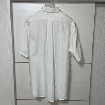 자수 들어간 화이트 반팔 셔츠