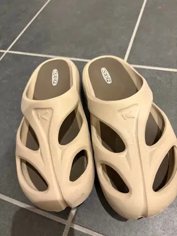 KEEN 베이지 샌들