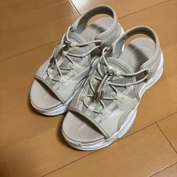 베이지 스포츠 샌들 조정 가능