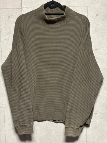 KIIT 카키 터틀넥 사이즈 2