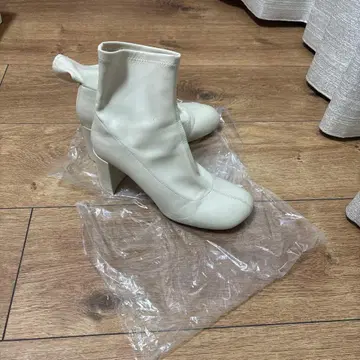 로리즈팜 화이트 힐 부츠