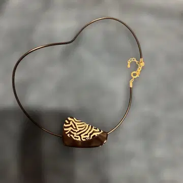 브라운과 화이트 스트라이프 목걸이