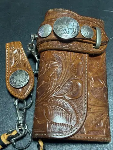 ALZUNI 카빙 가죽 바이커 지갑