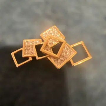 골드 컬러 사각형 디자인 브로치