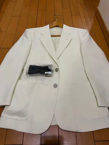 화이트 블레이저 나비 넥타이 포함