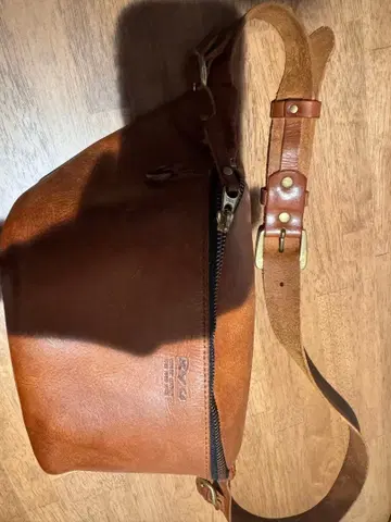 ryu 가죽 바디백 브라운