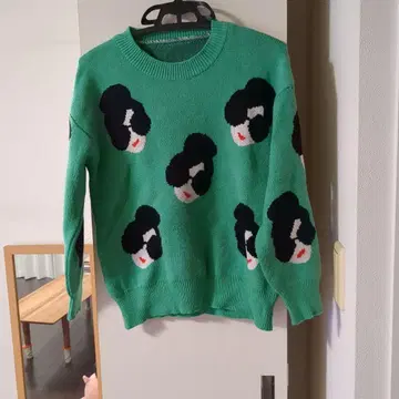 얼굴 모티브 그린 니트 스웨터