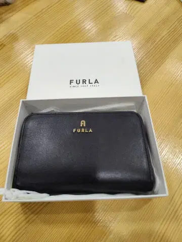 FURLA 블랙 가죽 이단 접이식 지갑