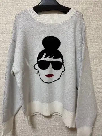 새상품 이번 시즌 해피 페이스 EMMA FACE 니트 스웨터 화이트