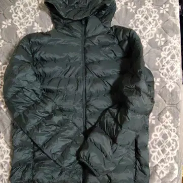 유니클로 ULTRA LIGHT DOWN 다크 그린 다운 자켓