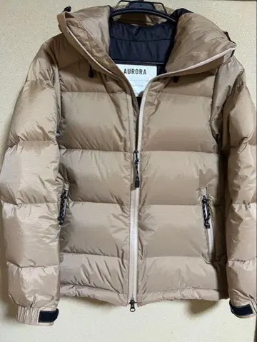 AURORA 후드 부착 다운 자켓 베이지